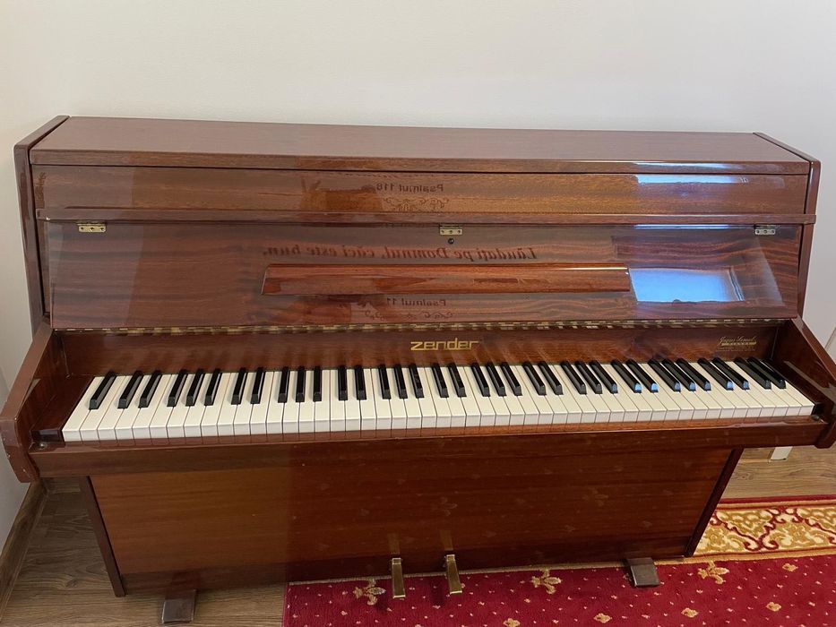 Vând pianine aduse din Anglia