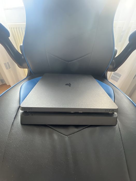 PS4 Slim с 4 игри и джойстик