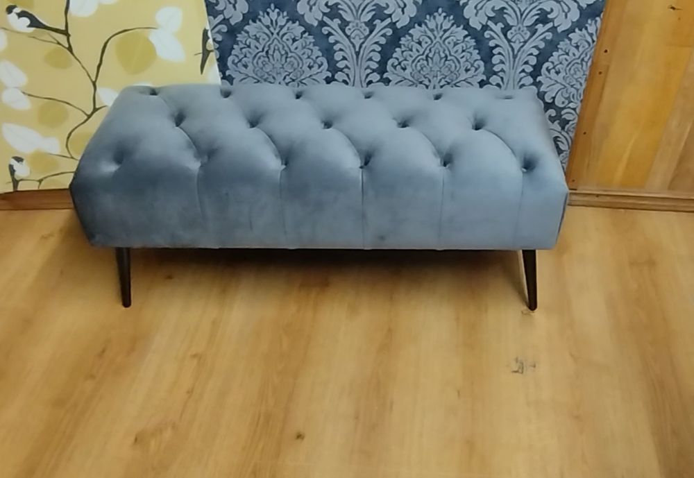 Vând băncuță tapițată model Chesterfield din catifea Gri antracit