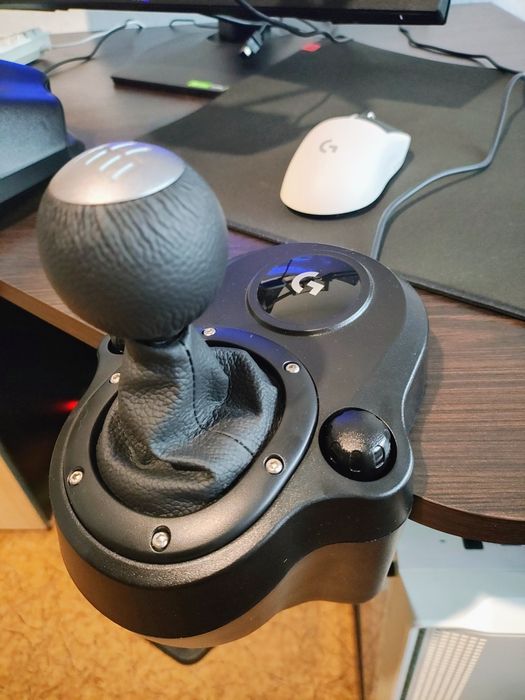 Продавам Геймърски волан Logitech G923  + скоростен лост