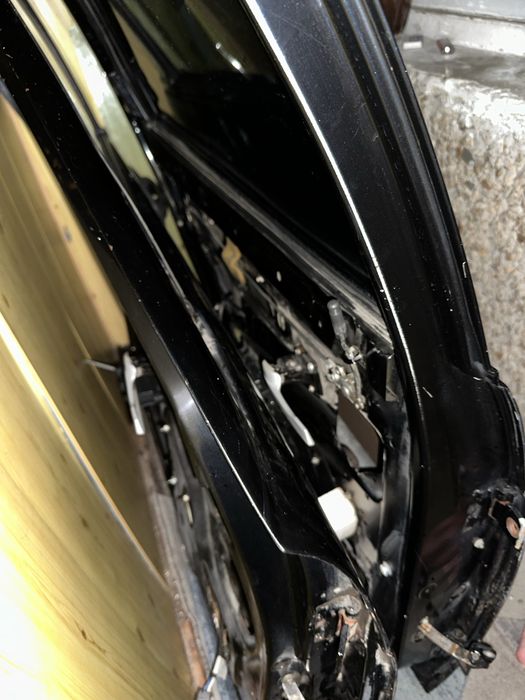 продам две левые двери приора