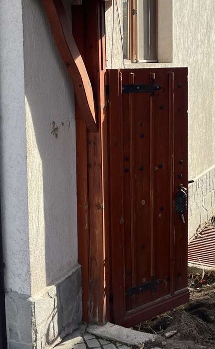 Дървена порта с покрив ръчна изработка