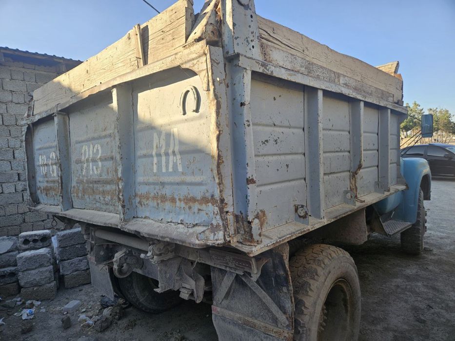 Зил на ходу, газ билан жихозланган