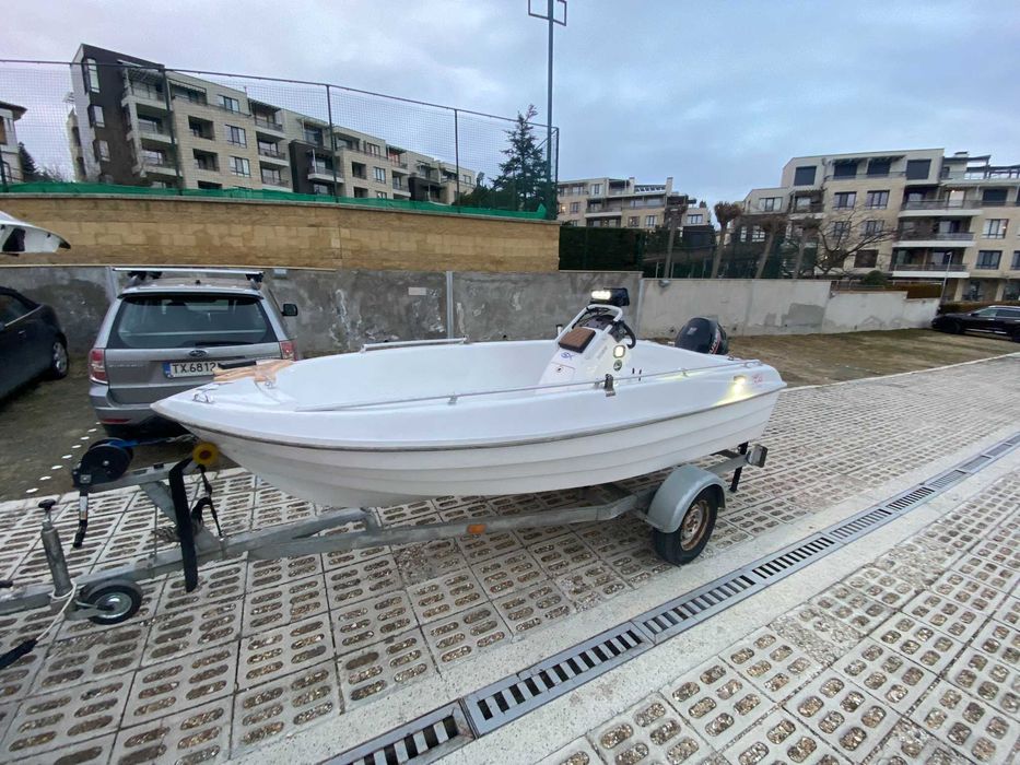 Лодка стъклопласт с двигател Suzuki DF30