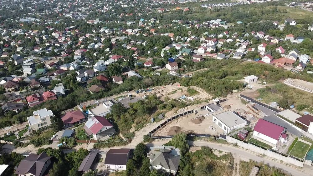 Участок с видом на город и горы