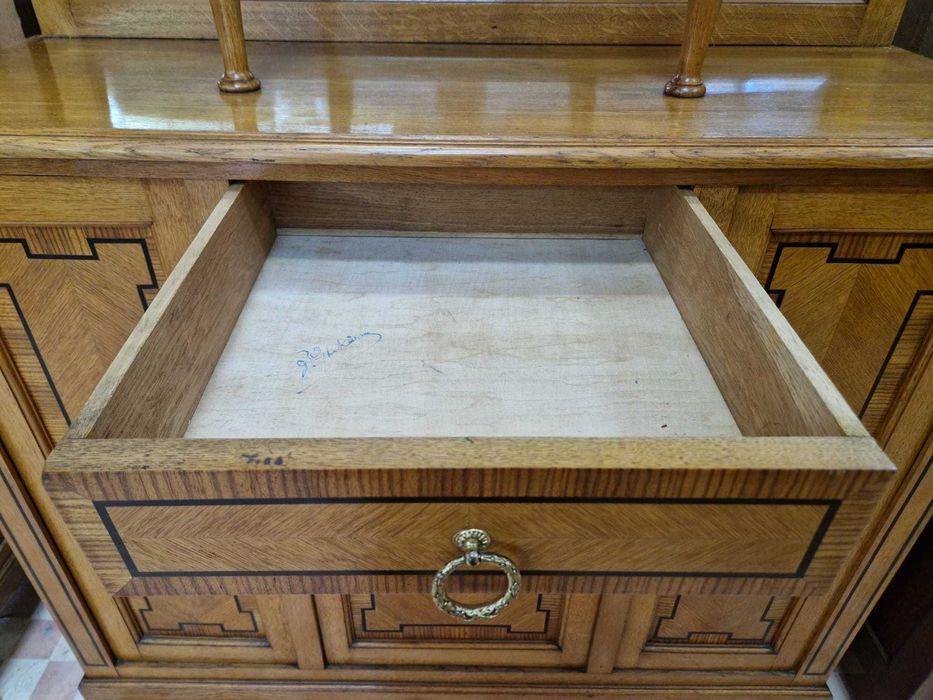 Дъбова витрина с интарзия и цветен витраж, налични два броя