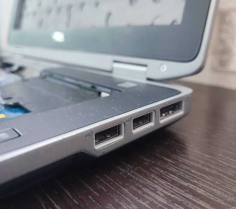 Dell Latitude E6420 i3-2350M 4GB ram 250gb hdd