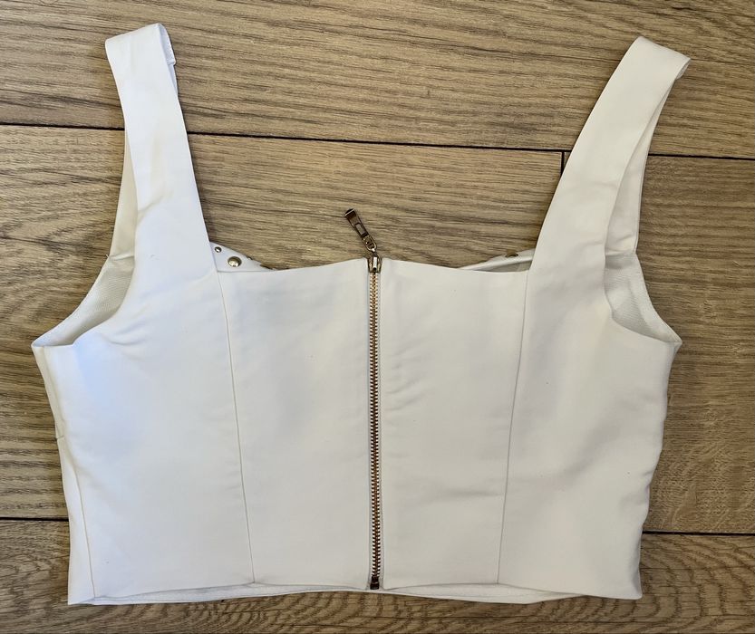 Бяло бюстие топ с елементи