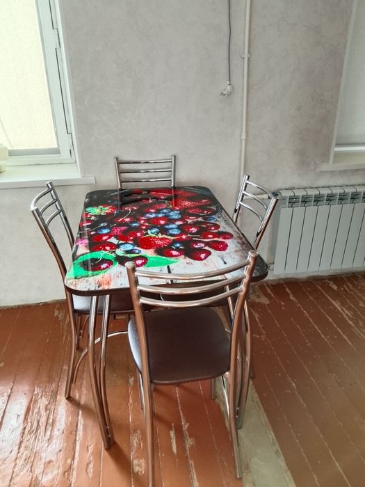 Продам кухонный стол со стульями бу