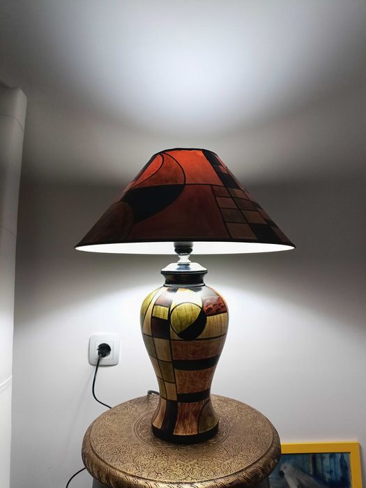 Vintage, настолна лампа с абстрактен арт дизайн в топли цветове.