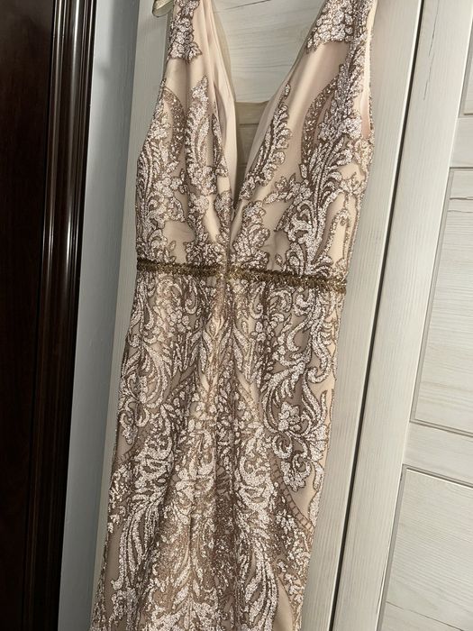 Рокля в златист цвят