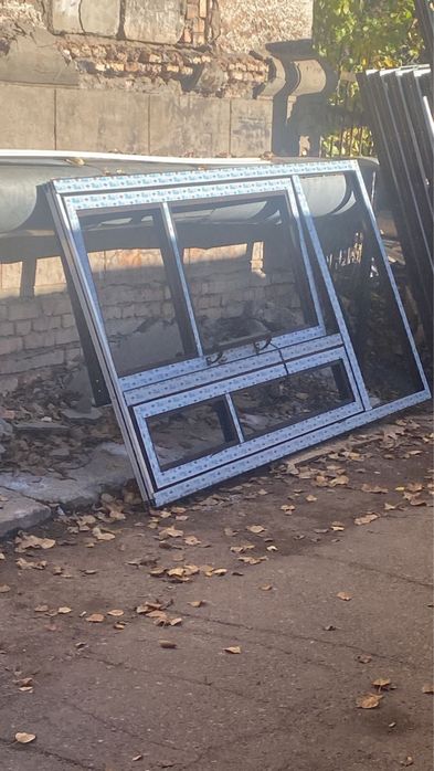 Продам пластиковую дверь