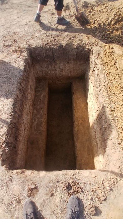 Копаем ямы могилы