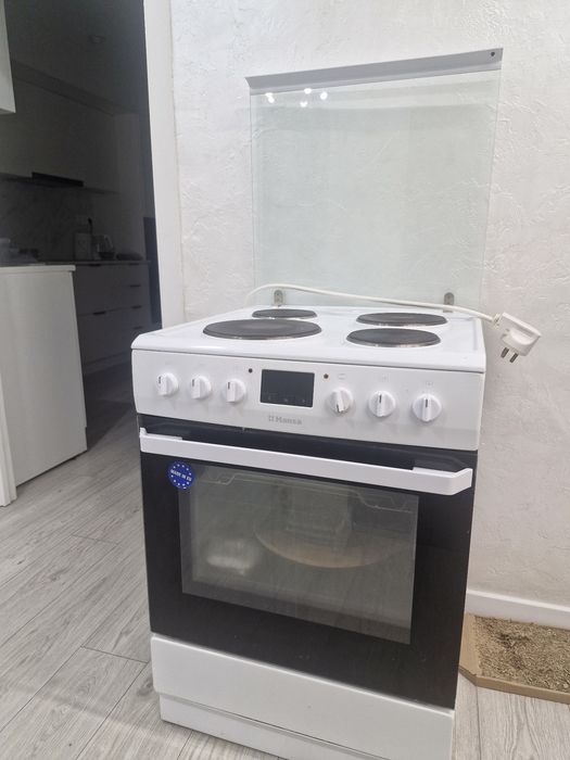 Продам электроплиту Hansa
