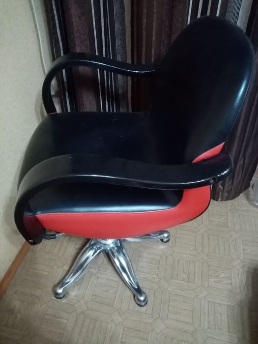 Продам парикмахерские кресла