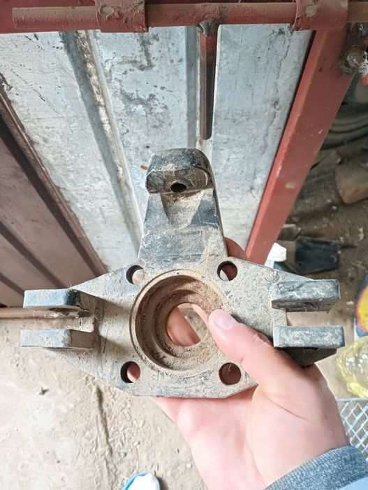 Piesa de prindere in trei pentru carpatina