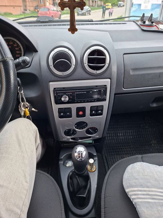 Vând Dacia Logan motor 1.6 benzina 7 locuri din anul 2008.informati la 0736921149