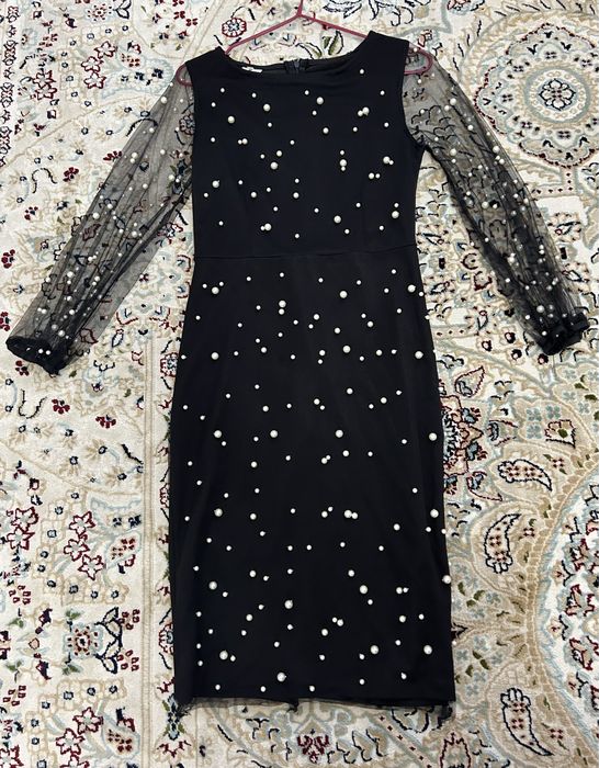Чёрное платье с бусами