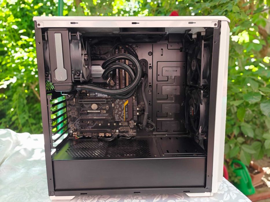 PC Desktop Core i7-7700K / 16GB DDR4 / Sursă Seasonic 750W Gold / Carcasă Phanteks Eclipse P400A / Cooler lichid AIO Corsair Hydro Series H80i v2