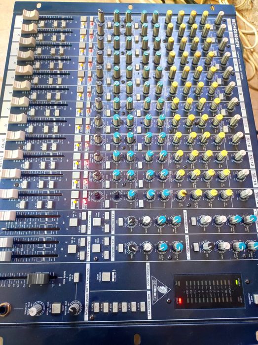 Mixer cu efecte nou . Si microfoane boxe . Statie putere