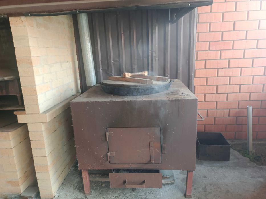 Очаг с чугунным казаном