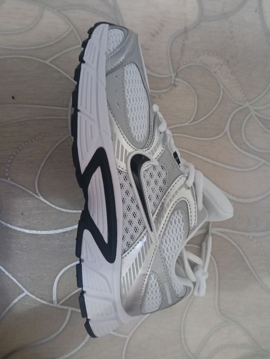 Продам Nike v5 rnr