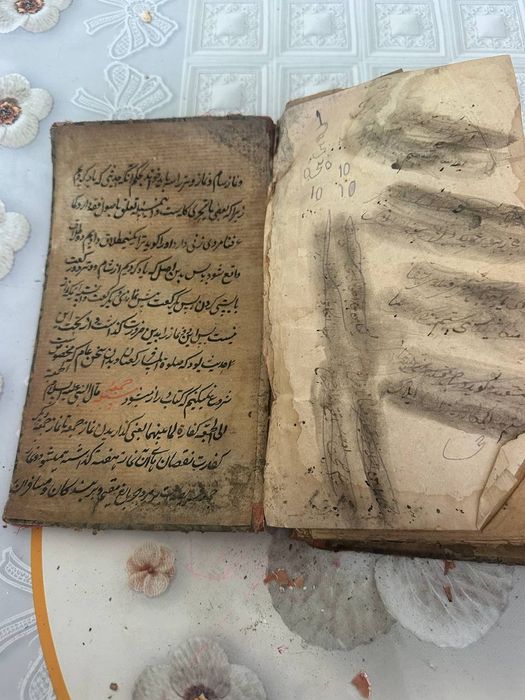 Qadimiy antikvar kitob sotiladi
