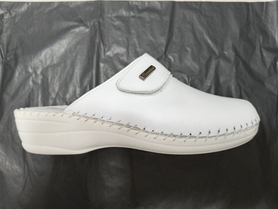 Vând saboți din piele naturala