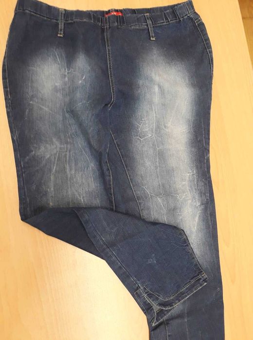 Елегантни дамски дънки с интересен крачол.