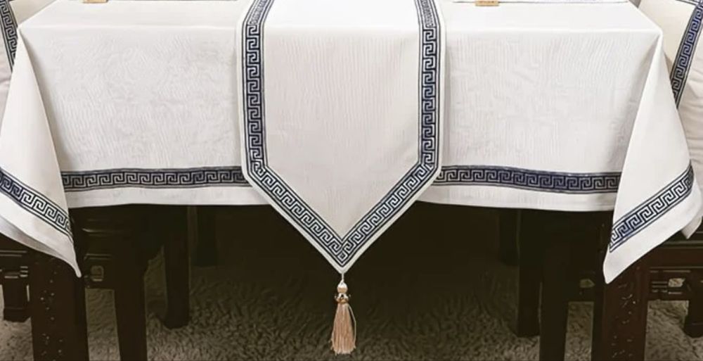 Продается скатерть с галстуком