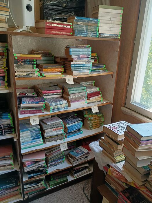 Продавам над 4000 книги – цял склад / книжарница