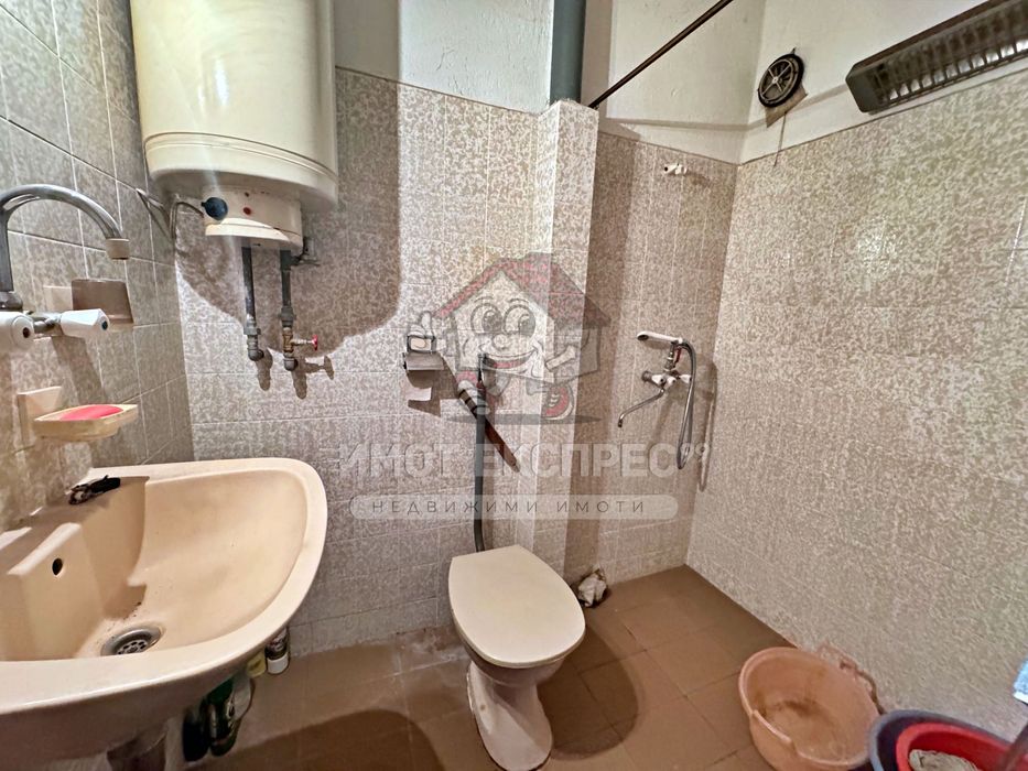 Етаж от къща, мансарден апартамент и гараж, Централна градска част