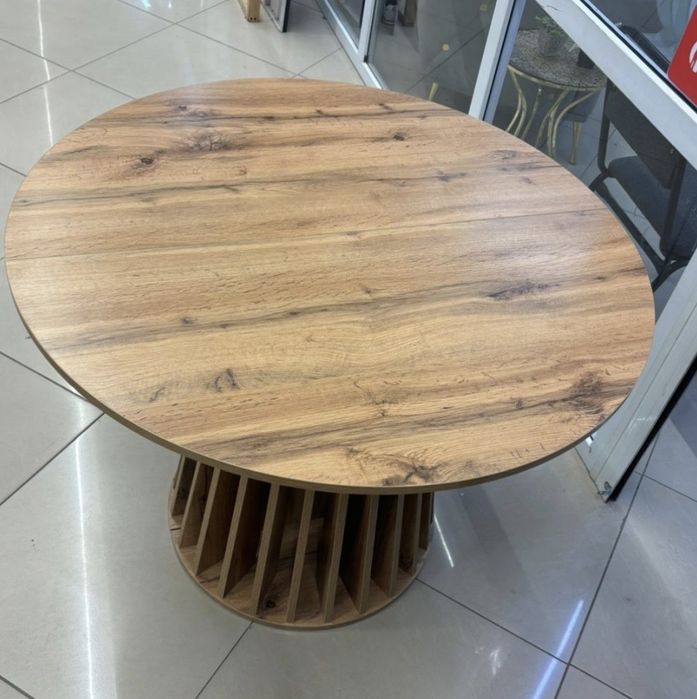 Стол обеденный современного стиля