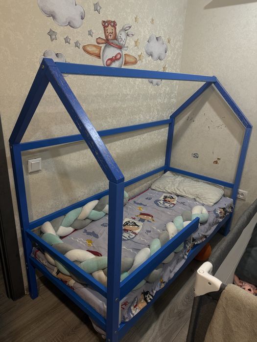 Продам детскую кровать домик