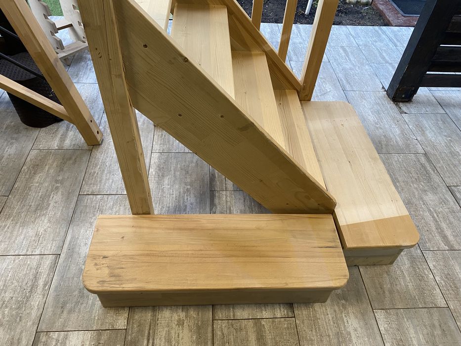 Scara lemn , cu 2 trepte 10 stalpi grosi ,