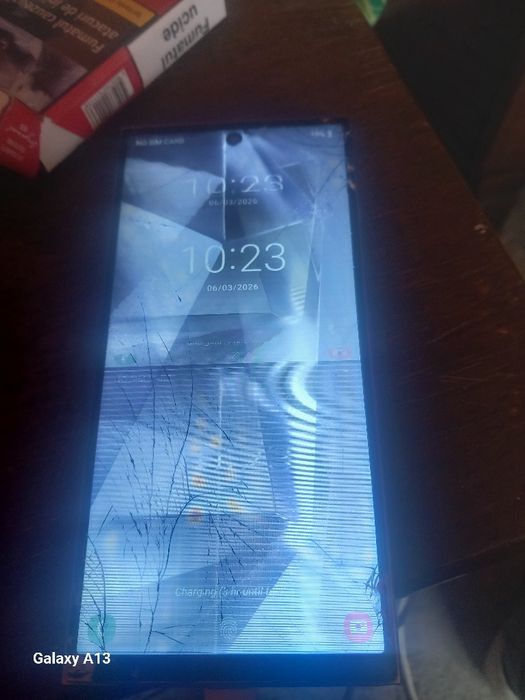vând samsung s 24 ultra este spart față spate bateria este schimbată cu una fake dar telefonul fucționează perfect