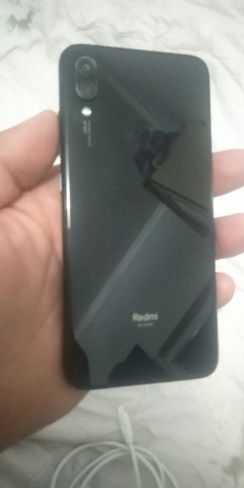 Редми нот 7 4/64 идеал холатда, ишлаши зўр.