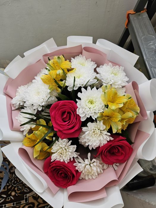 Свежие цветы по шесть и десять тысяч тенг