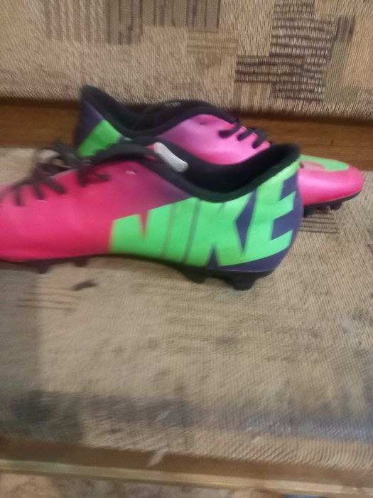 Продам футбольные бутсы