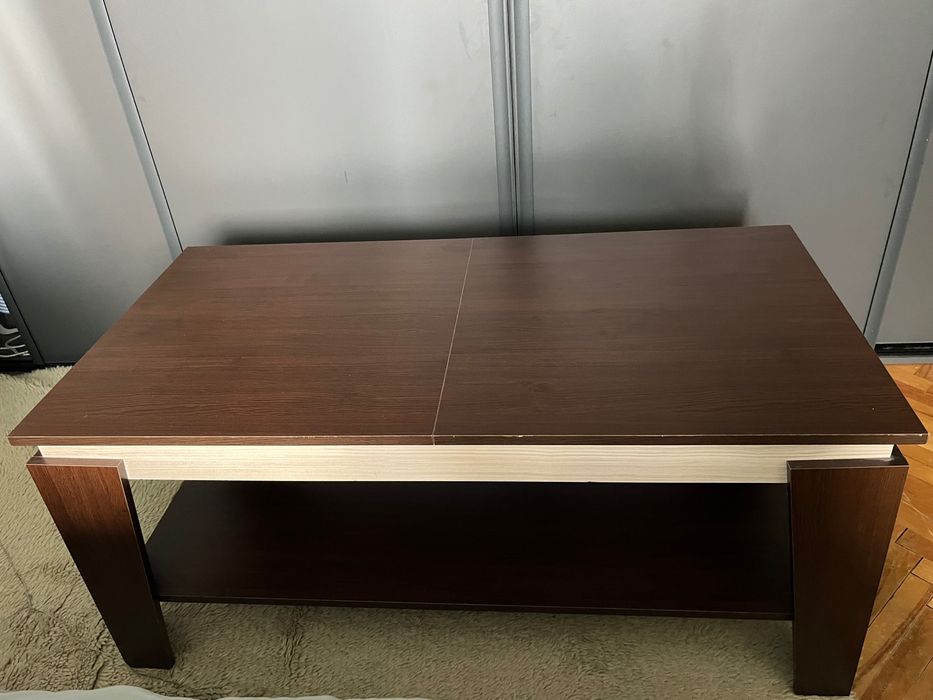 Дървена холна маса