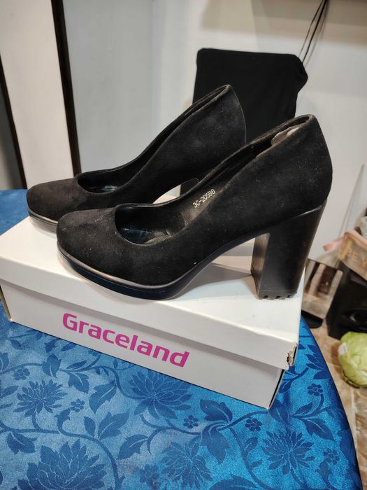 Велурени обувки с висок ток