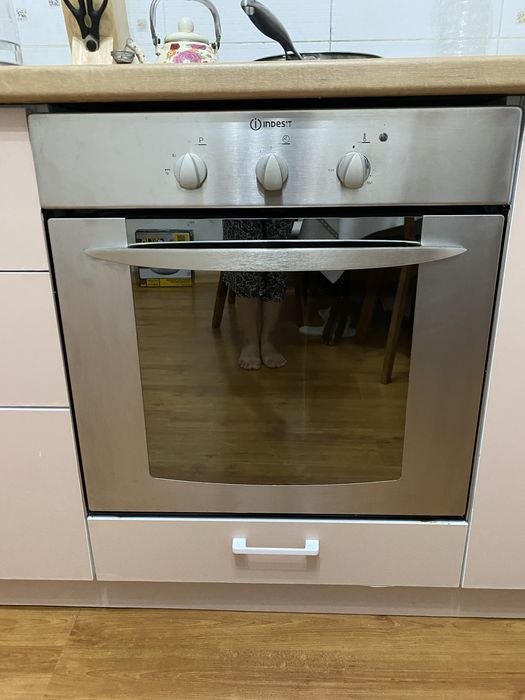 Духовка Indesit.