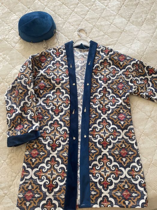 Чапан и такия  детские. На девочку 7-10 лет