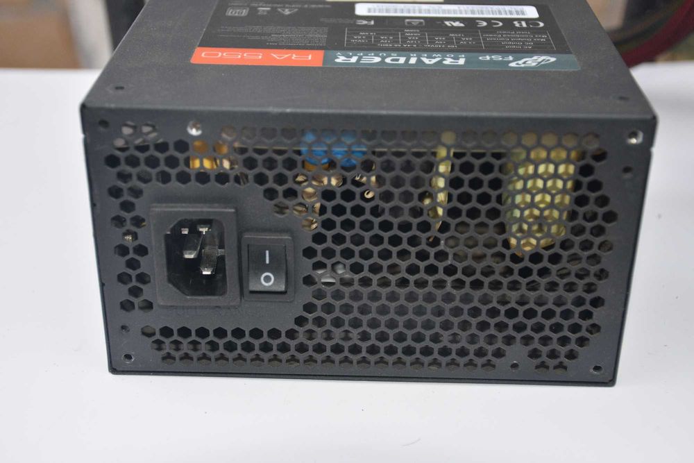 Компютърно захранване FSP READER RA 550 SILVER 550 W перфектно