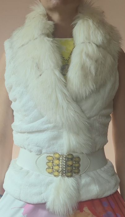 Бял пухен елек с колан