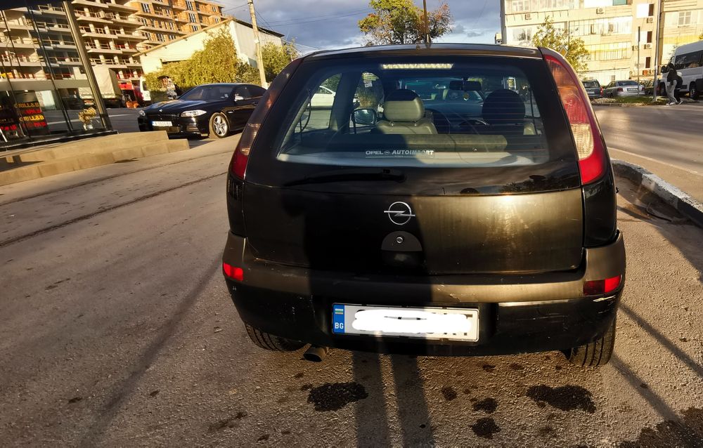 Опел корса черна