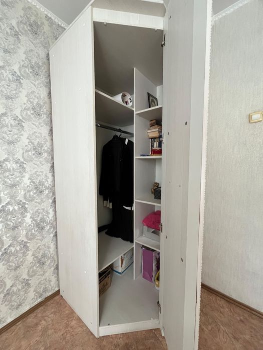 Продам угловой шкаф