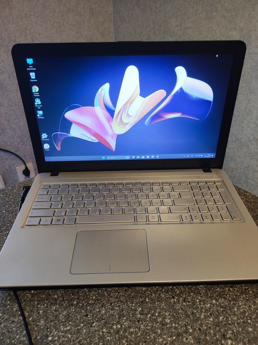 Шустрый офисный ультрабук Аsus-2 ядра,4 Гб ОЗУ, SSD-240 Гб