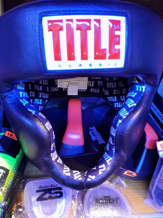 Каска за бокс Title