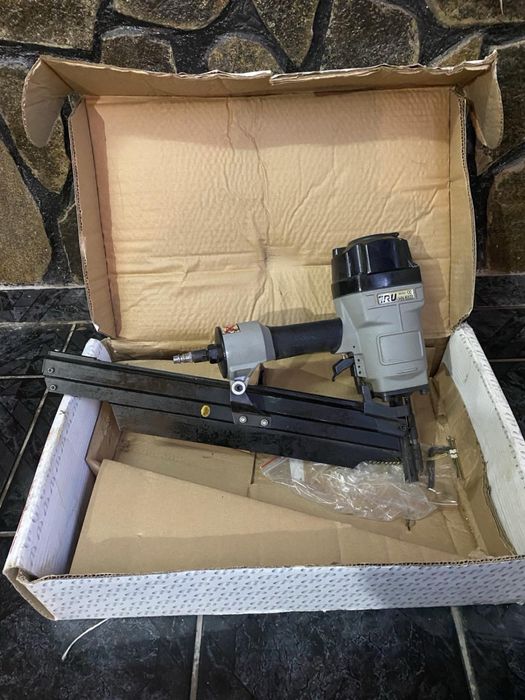 Пневматичен пистолет за пирони на въздух